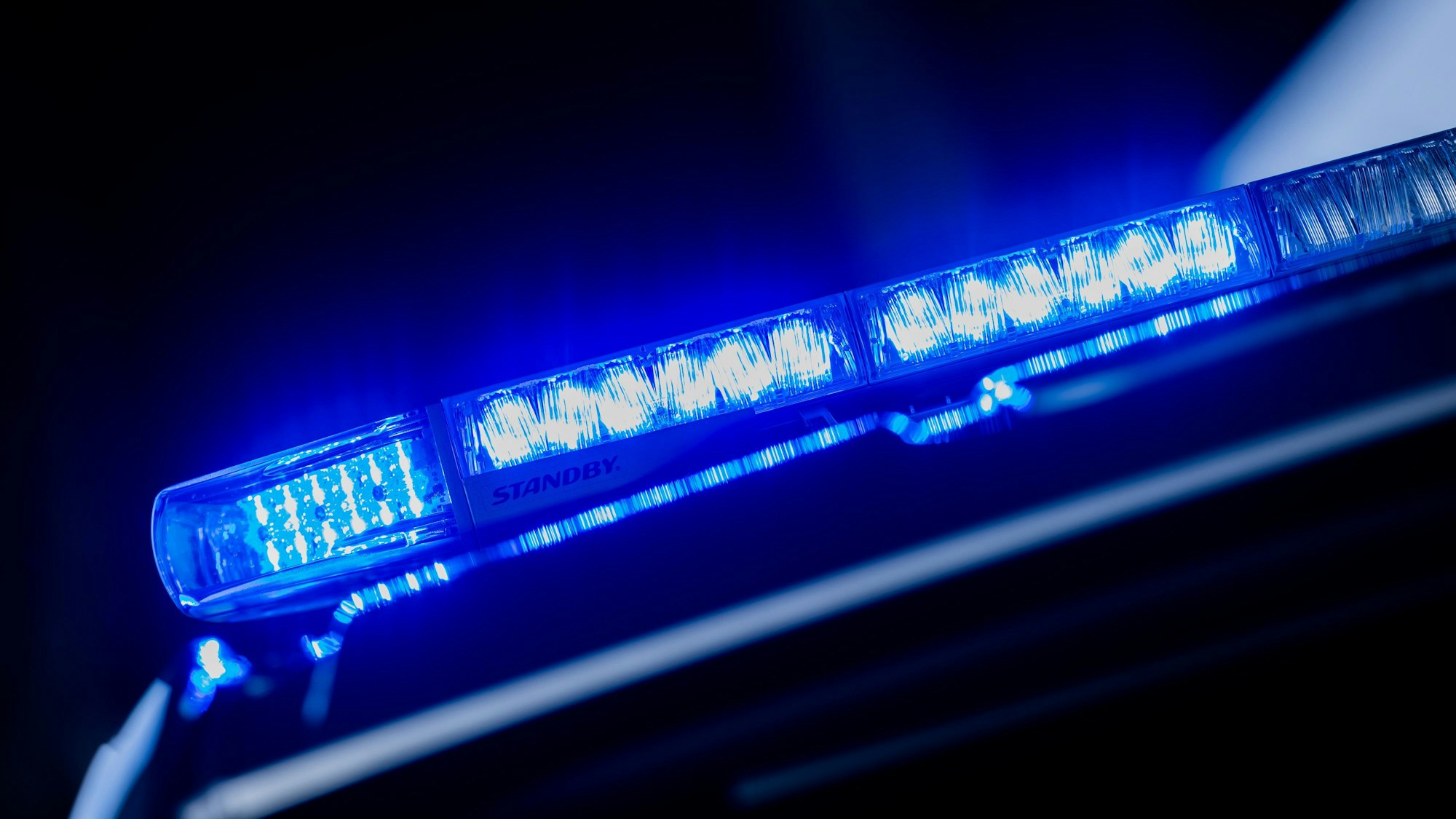 Ein leuchtendes Blaulicht auf einem Polizeifahrzeug.