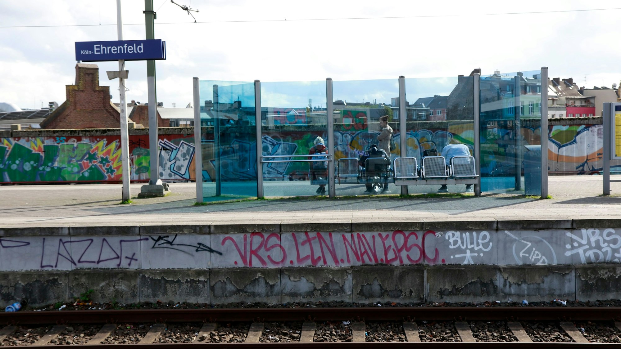 18.03.2024, Köln: Der Bahnhof Ehrenfeld der Deutschen Bahn ist Schlusslicht in einem Qulitätsranking des Zweckverbands go.Rheinland. Bemängelt wurden hier vor allem der Vandalismus und wilde Graffitis. Foto: Arton Krasniqi