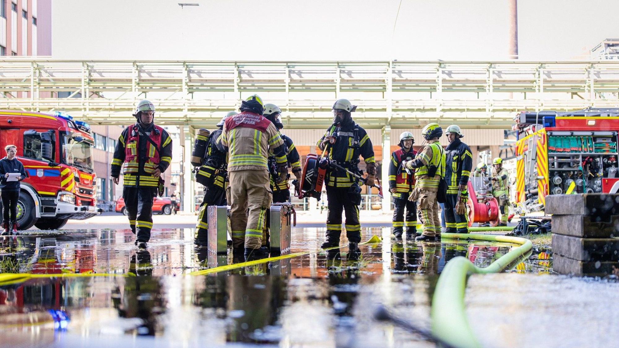 Insgesamt 90 Kräfte der Feuerwehren aus Köln und Leverkusen sowie des Klinikums Leverkusen und der Werkfeuerwehr des Chemparks nahmen am Samstag an einer Großübung teil.