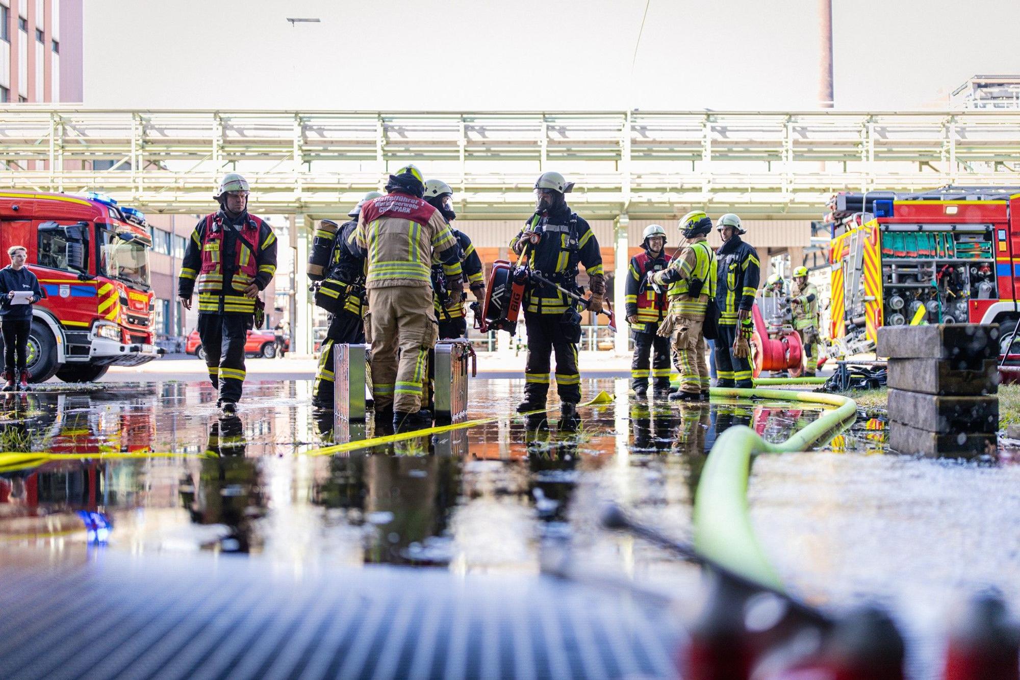 Insgesamt 90 Kräfte der Feuerwehren aus Köln und Leverkusen sowie des Klinikums Leverkusen und der Werkfeuerwehr des Chemparks nahmen am Samstag an einer Großübung teil.