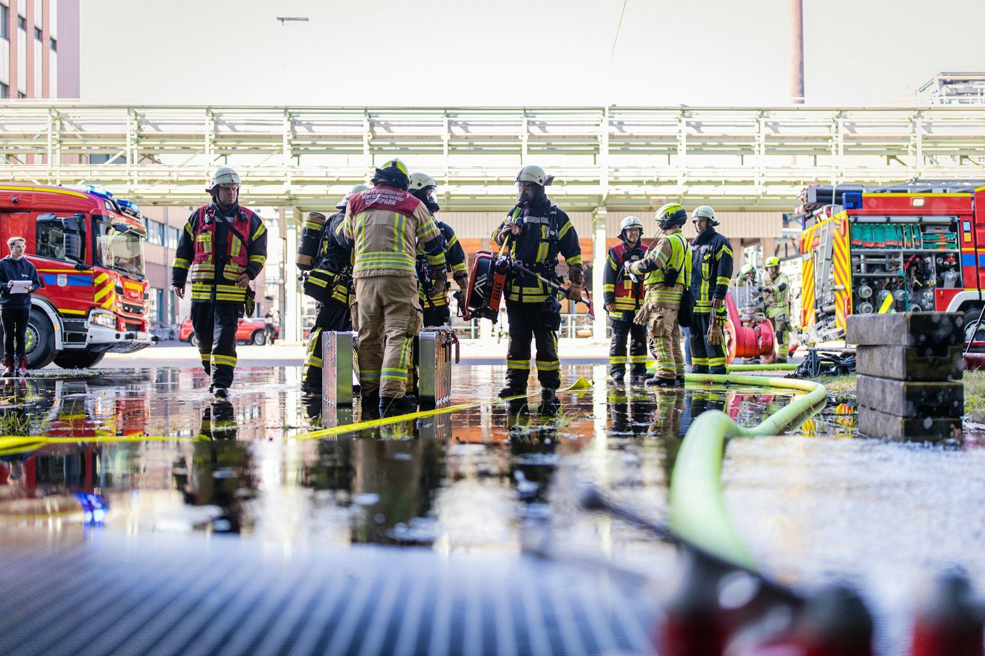 Insgesamt 90 Kräfte der Feuerwehren aus Köln und Leverkusen sowie des Klinikums Leverkusen und der Werkfeuerwehr des Chemparks nahmen am Samstag an einer Großübung teil.