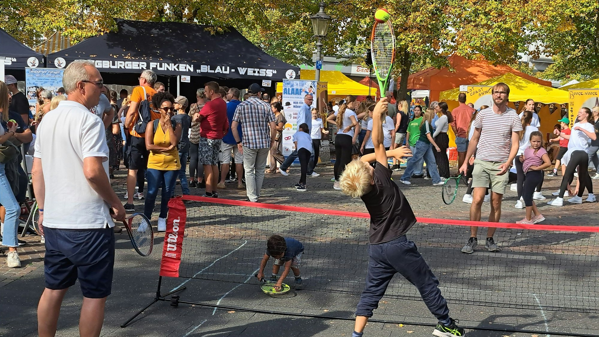 Der Siegburger Tennisclub Blau Weiss lud zum improvisierten Tennismatch auf Straßenpflaster ein.