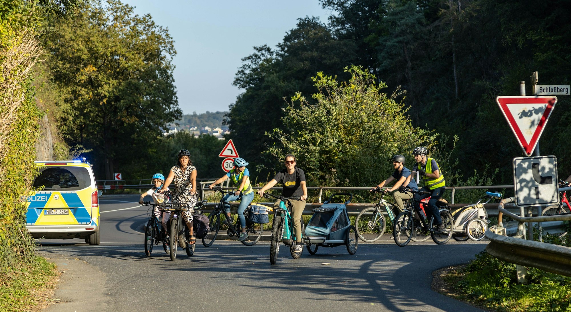 Radfahrer biegen in eine Kurve in Windeck ein.