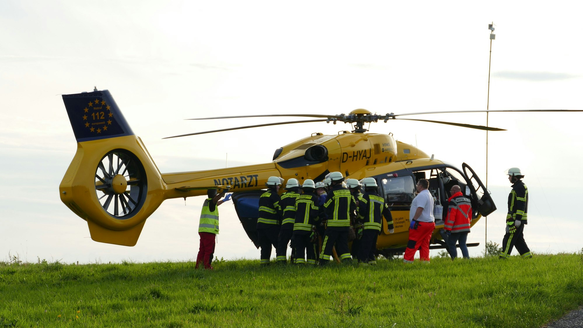Rettungskräfte laden einen Patienten in einen Rettungshubschrauber.