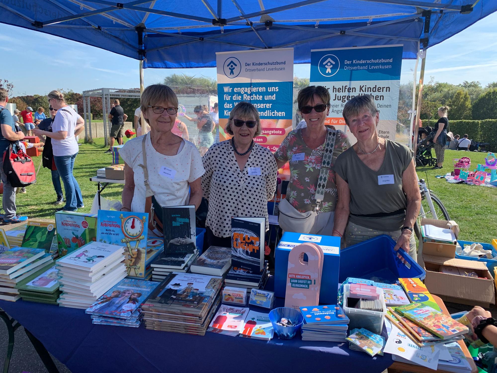 Von links: Marianne Muschke, Christine Thierjung, Petra Hardt und Angelika Ring vom Leverkusener Kinderschutzbund verschenkten an ihrem Stand Kinderbücher.