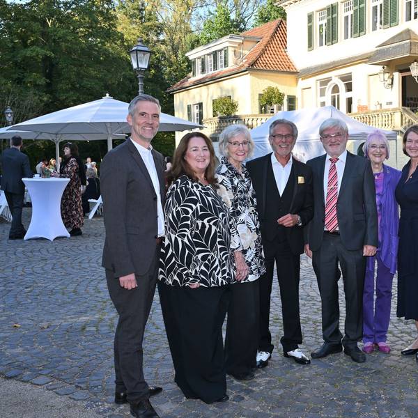 Vor der Feierstunde posierten die Laudatoren und die vier neuen Ehrenbürger vor Schloss Eulenbroich (v. l.): Erster Beigeordneter Martin Stolte, Bürgermeisterin Bondina Schulze, Ingrid Ittel-Fernau, Willy Ketzer, Jürgen Rembold, Monika Kampmann, Technische Beigeordnete Bianca Lorenz und der stellvertretende Bürgermeister Sebastian Gopp.