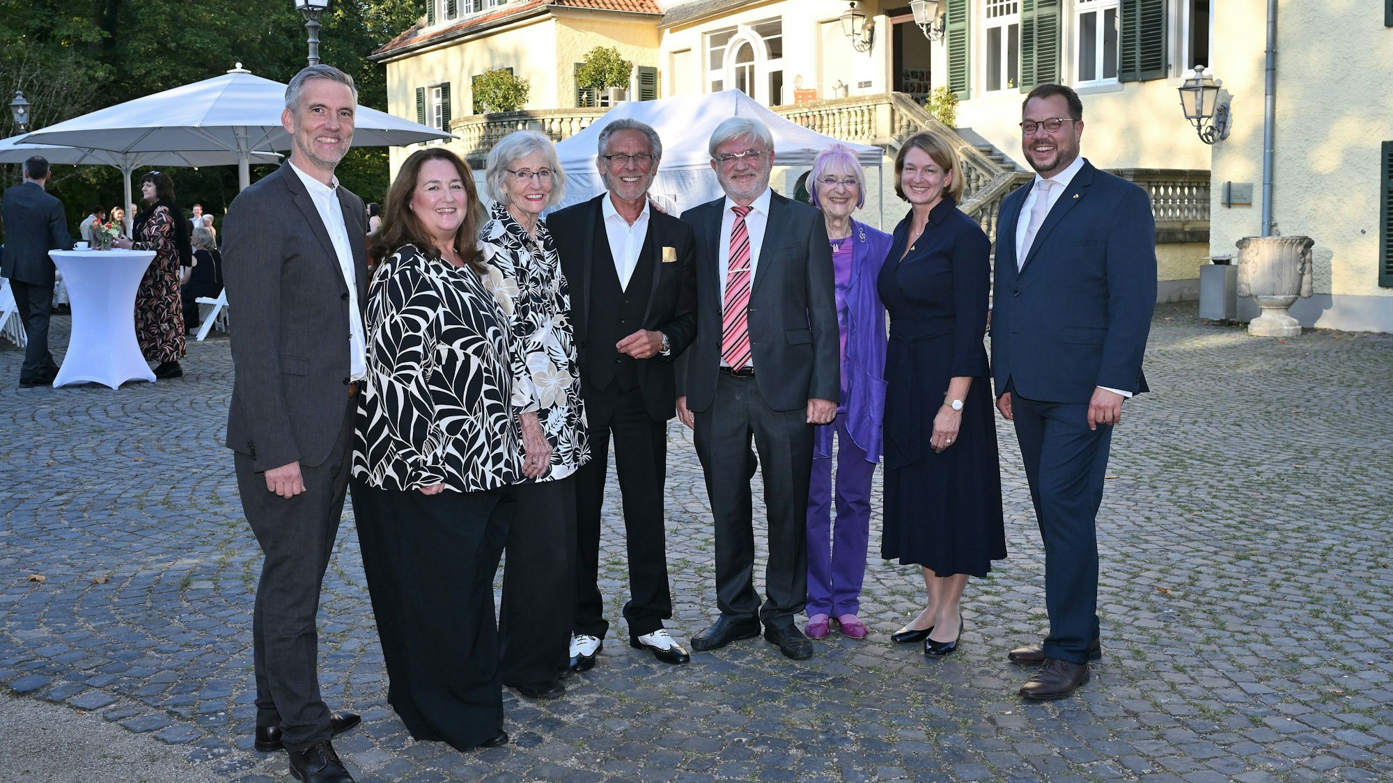 Vor der Feierstunde posierten die Laudatoren und die vier neuen Ehrenbürger vor Schloss Eulenbroich (v. l.): Erster Beigeordneter Martin Stolte, Bürgermeisterin Bondina Schulze, Ingrid Ittel-Fernau, Willy Ketzer, Jürgen Rembold, Monika Kampmann, Technische Beigeordnete Bianca Lorenz und der stellvertretende Bürgermeister Sebastian Gopp.