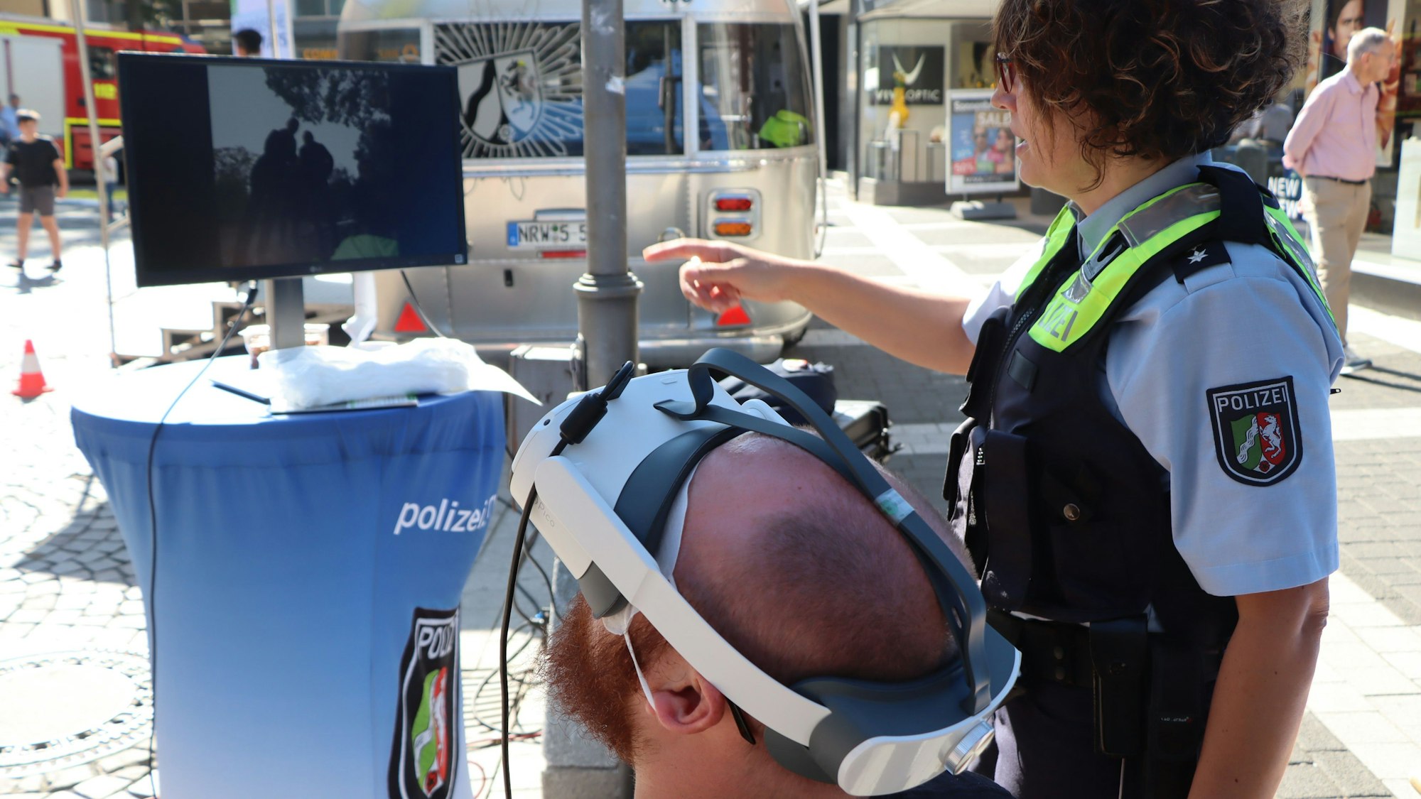 Mit einer VR-Brille wies die Polizei auf besondere Gefahrenstellen im Ortsverkehr hin. Die Passanten konnten mit der VR-Brille auch nacherleben, wie man sich als Verletzter fühlt, umringt von lauter Gaffern.