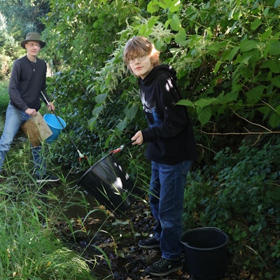 Schuften am „World Cleanup Day“: Jeannette, Steffen und Levi (12) Stockhausen machen ordentlich sauber am Waldbröler Brölbach.