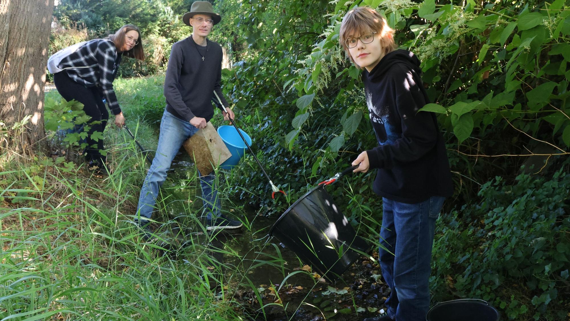 Schuften am „World Cleanup Day“: Jeannette, Steffen und Levi (12) Stockhausen machen ordentlich sauber am Waldbröler Brölbach.