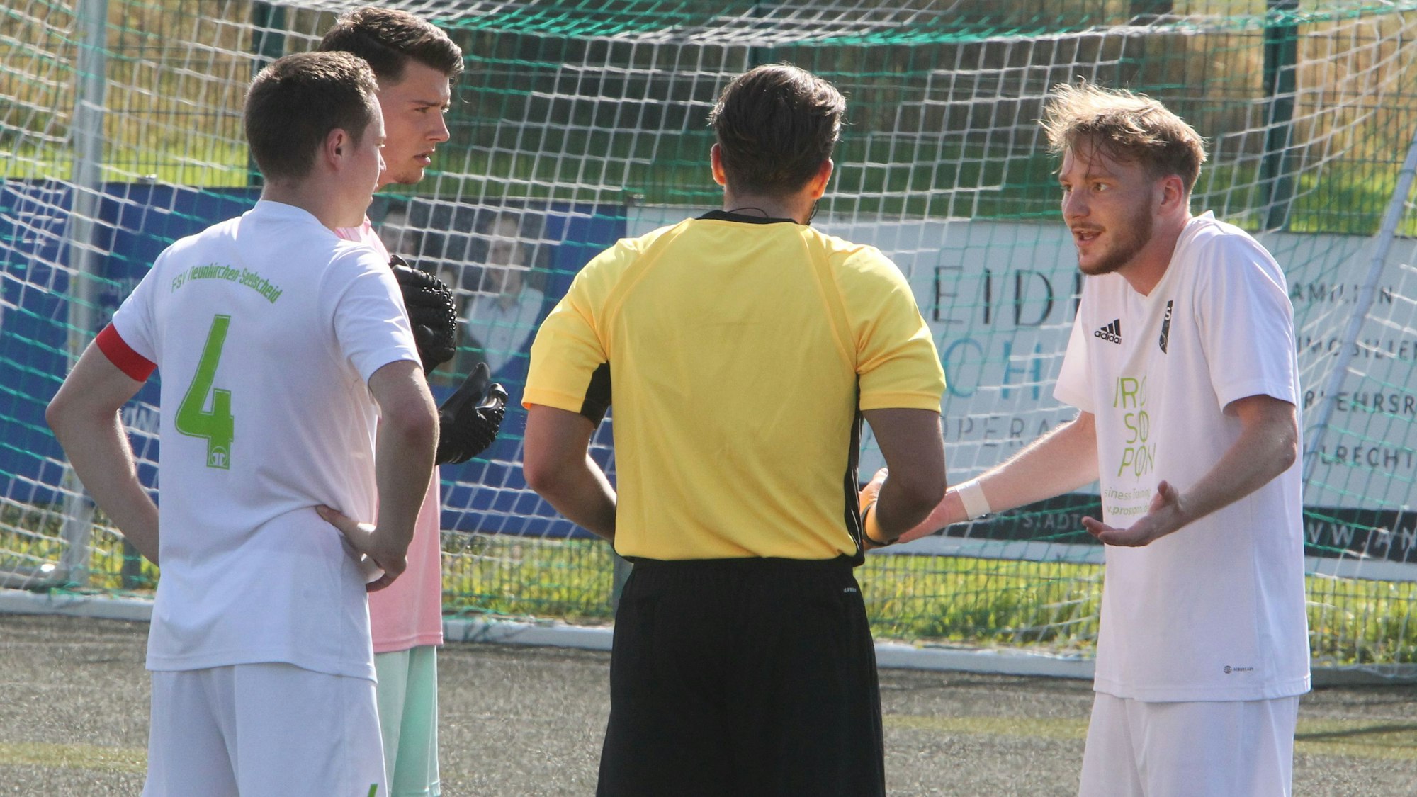 Niklas Krämer (rechts) vom FSV Neunkirchen-Seelscheid II äußert dem Referee nach dem 0:1 seinen Unmut.