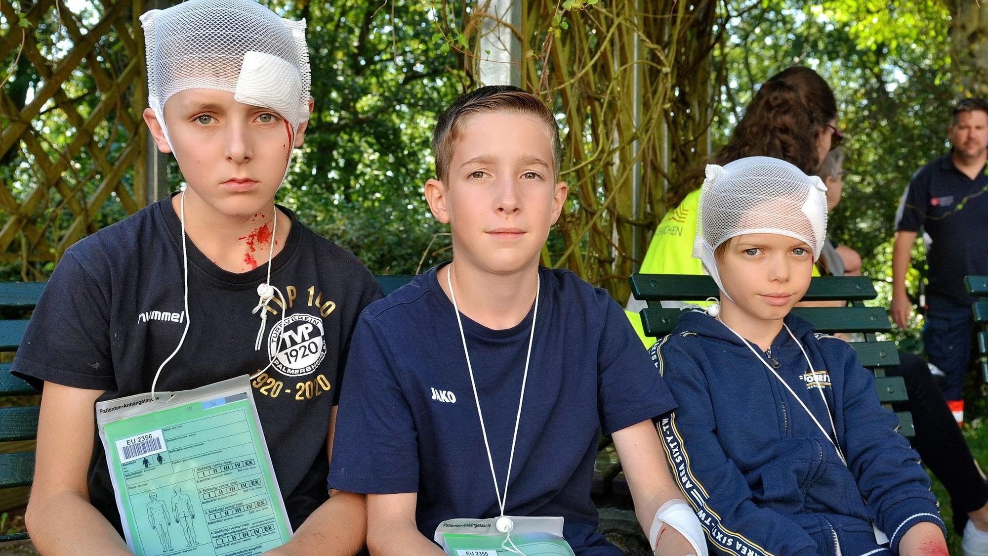 Thorben, Lennard und Ben haben Verbände am Kopf oder am Arm. Sie zählten am Samstag zu den Verletzten-Darstellern bei der Katastrophenübung an der Bildungsstätte Steinbach.