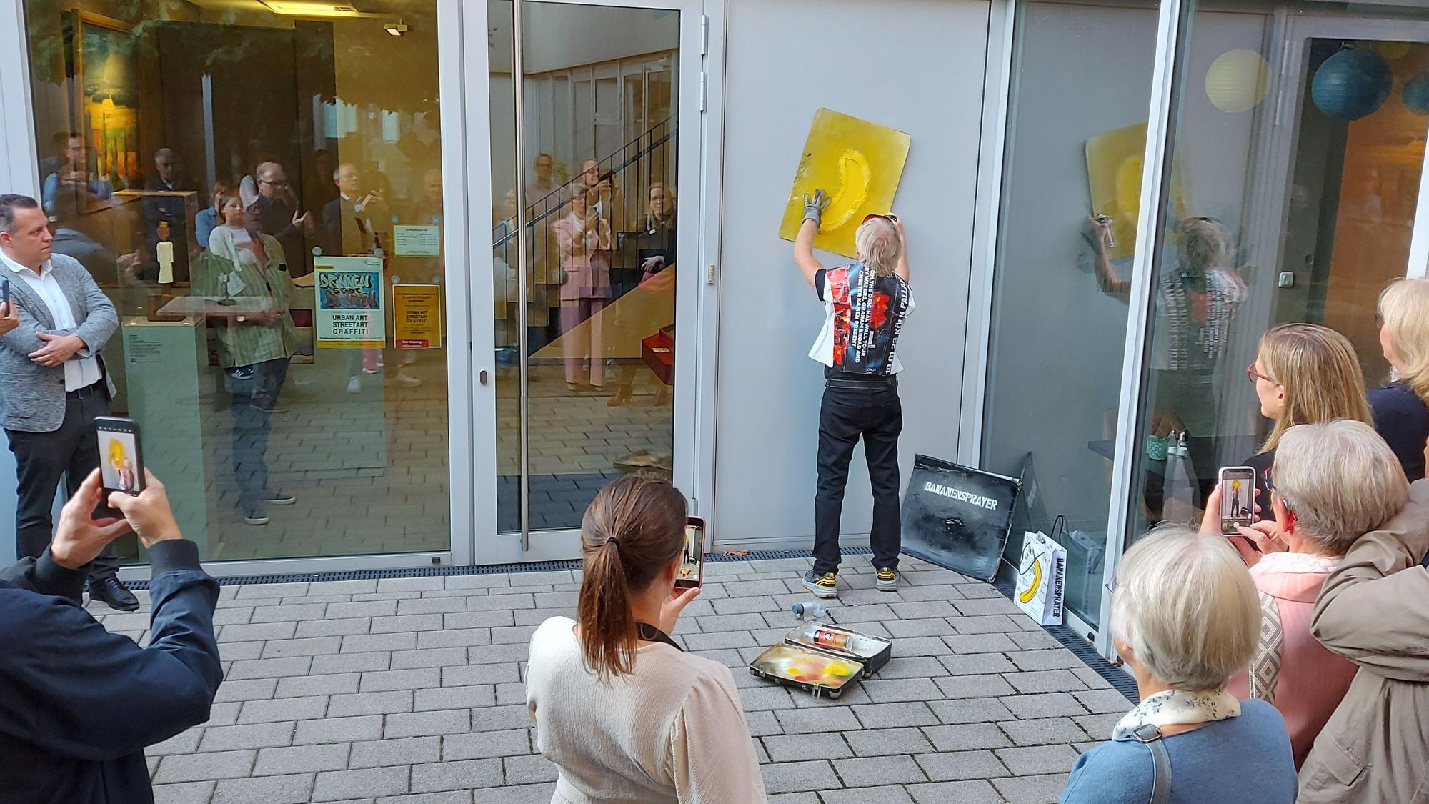 Zur Ausstellungseröffnung hat Streetart-Künstler Thomas Baumgärtel eine gemalte Banane an der Fassade des Museums angebracht.