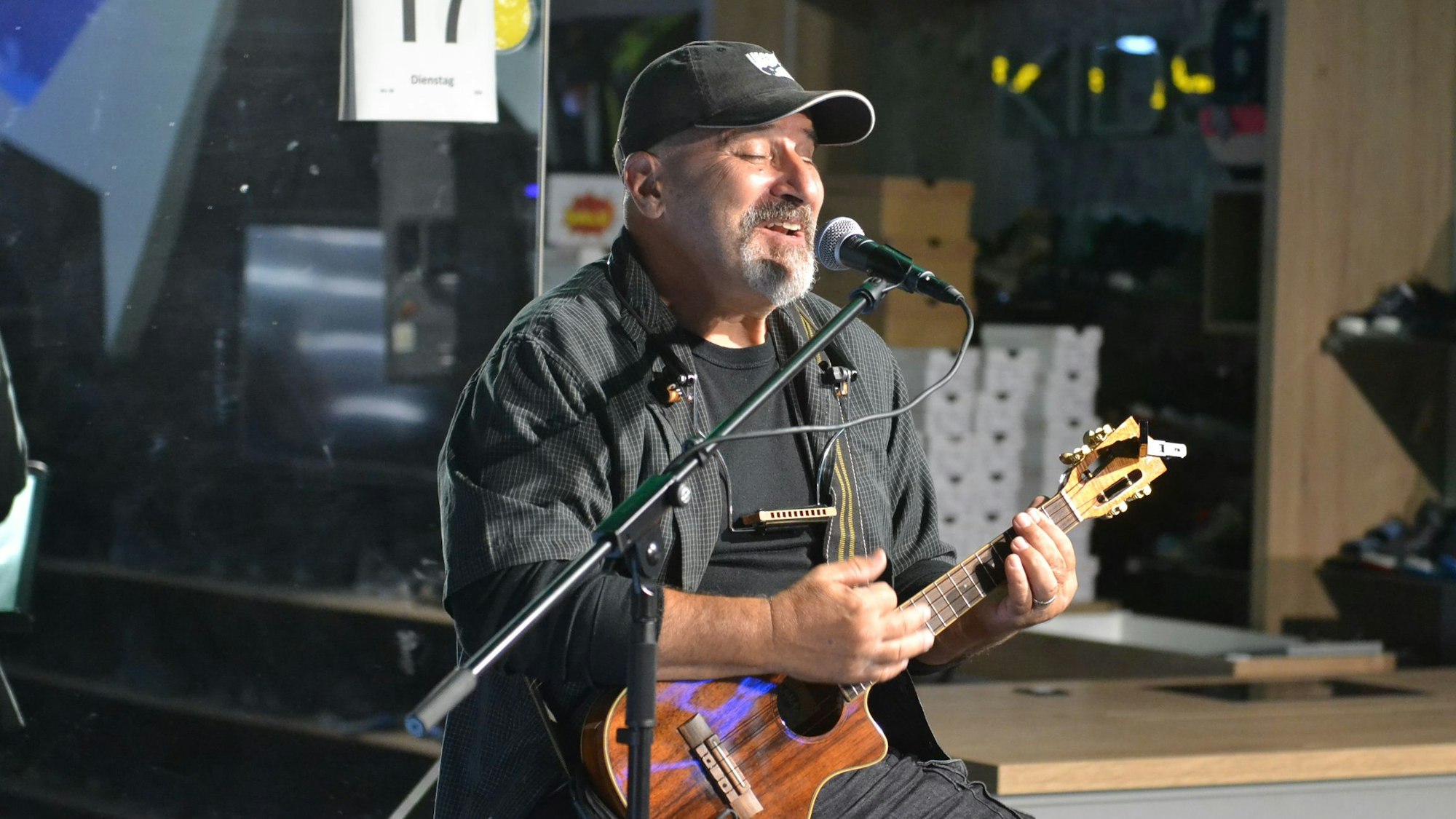 Vassil Svechtarov singt und spielt auf seiner Ukulele.
