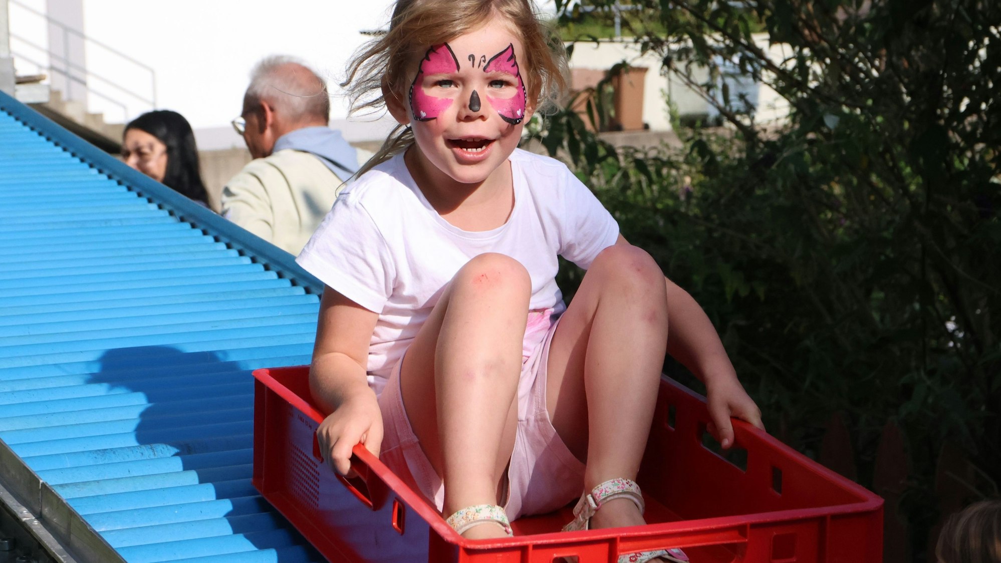 Einmal ist kein Mal: Die dreijährige Lisa genießt im Waldbröler Netzwerk-Garten rasante Fahrten auf der Rollenrutsche. Dort wurde erstmals der Weltkindertag gefeiert, Gastgeber war der Pfadfinderstamm Sankt Georg.