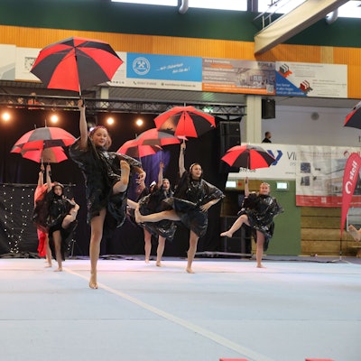 Die Macarenas vom BV 09 Drabenderhöhe traten unter dem Titel Umbrella an und setzten sich in ihrem Vortag mit dem Regen und der Sonne auseinander.