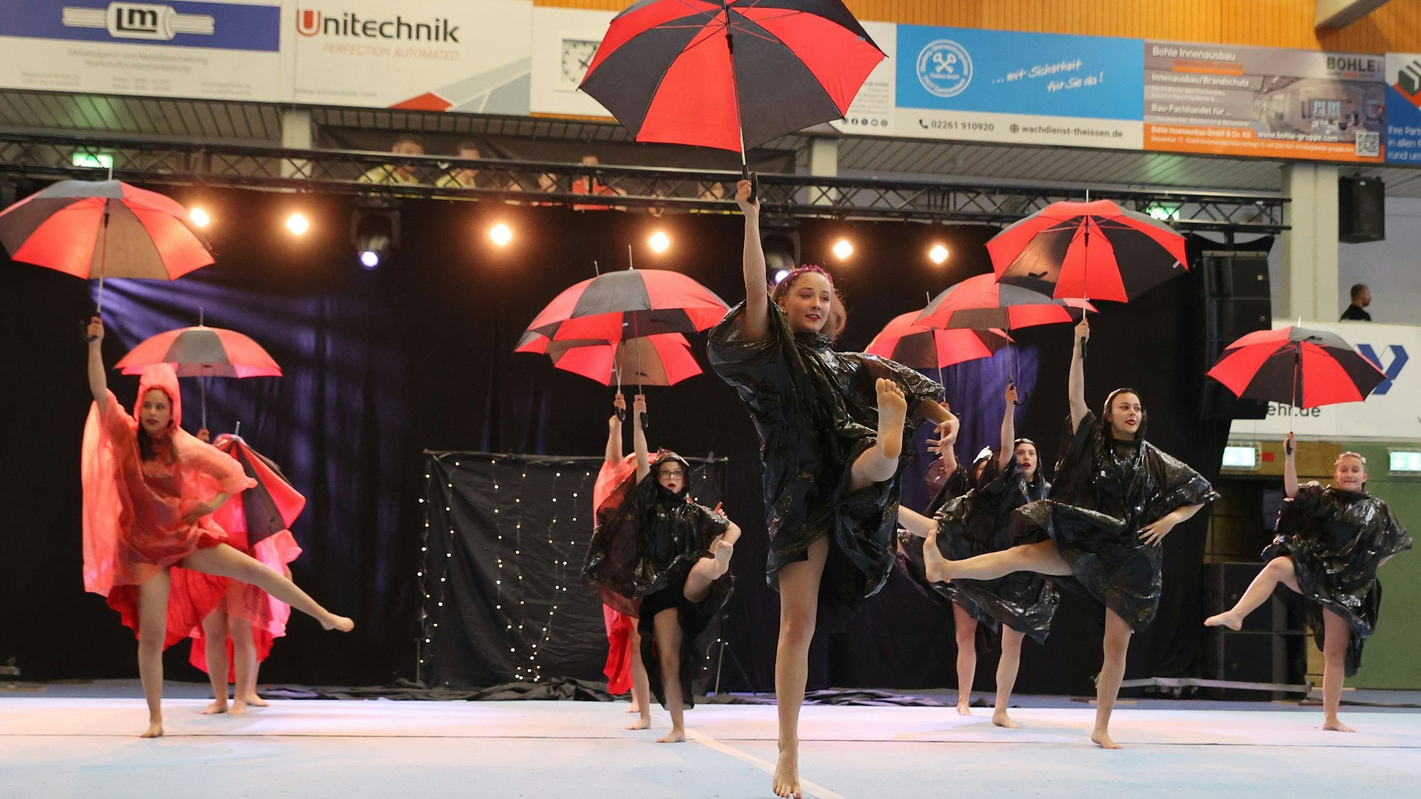 Die Macarenas vom BV 09 Drabenderhöhe traten unter dem Titel Umbrella an und setzten sich in ihrem Vortag mit dem Regen und der Sonne auseinander.