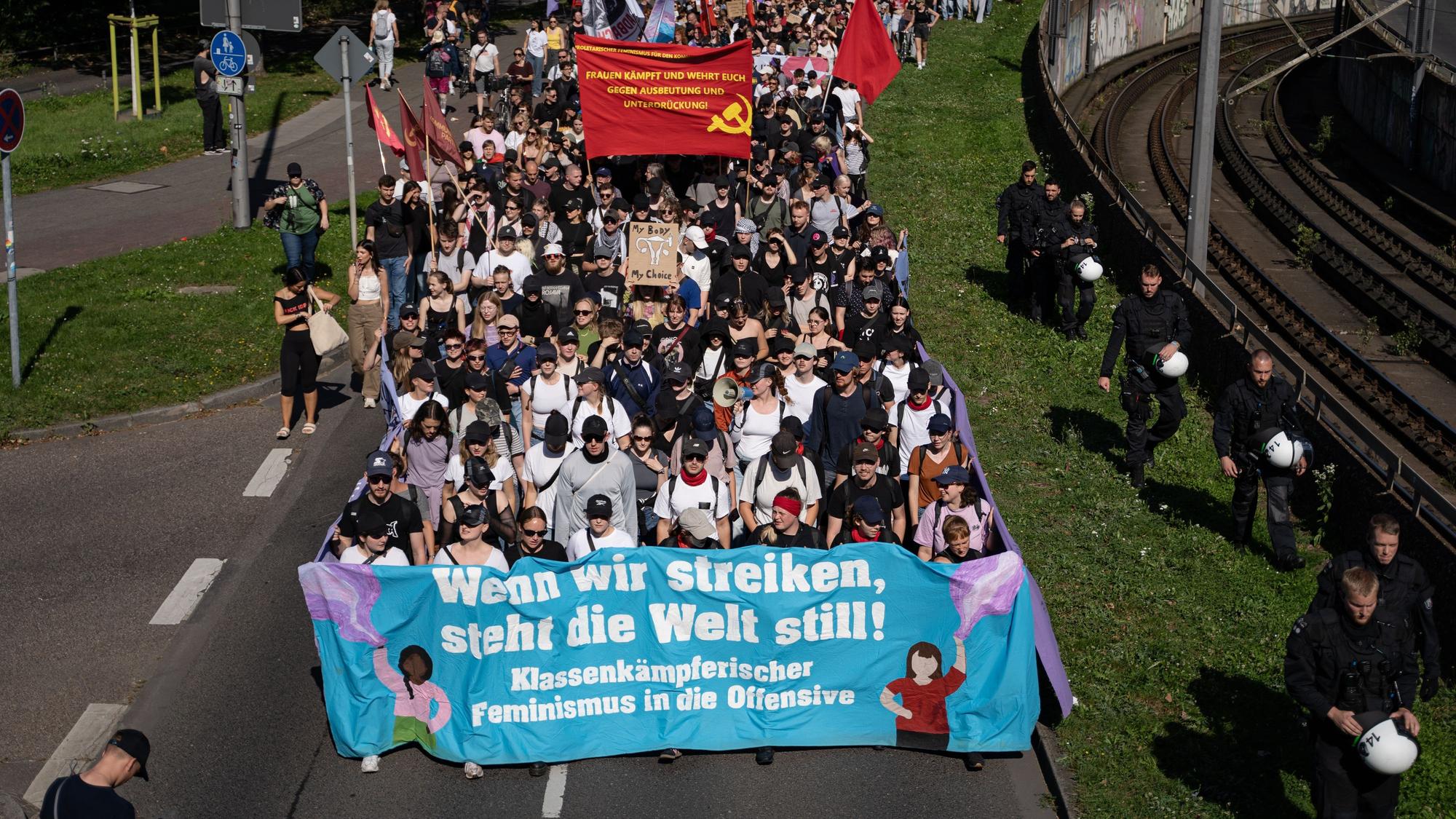 Über 2500 Menschen nahmen laut Polizei beim Gegenprotest vom „Bündnis Pro Choice“ teil.
