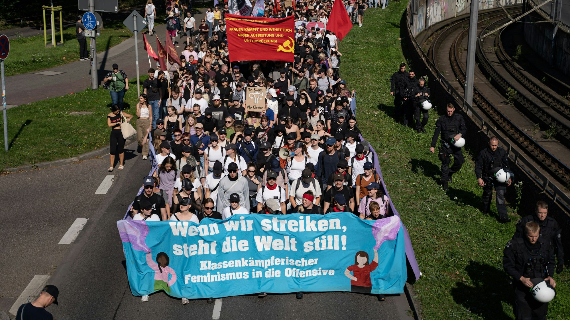 Über 2500 Menschen nahmen laut Polizei beim Gegenprotest vom „Bündnis Pro Choice“ teil.