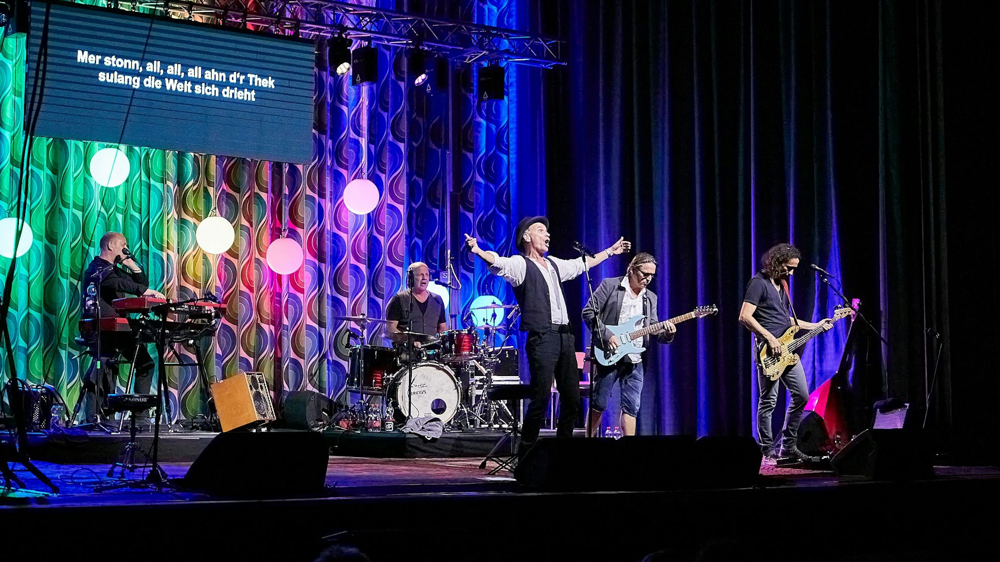 Die Kölner Band „Brings“ steht auf der Bühne im Kino Vogelsang.
