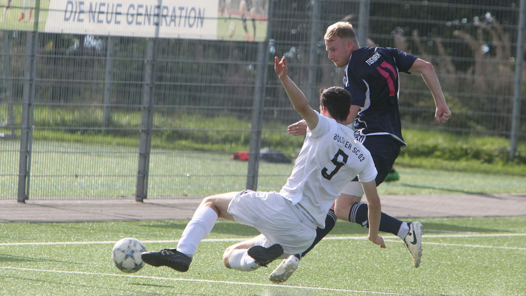 Florian Fischer erzielt in dieser Szene das 2:0, Bröltals Lars Bergmann kommt zu spät.
