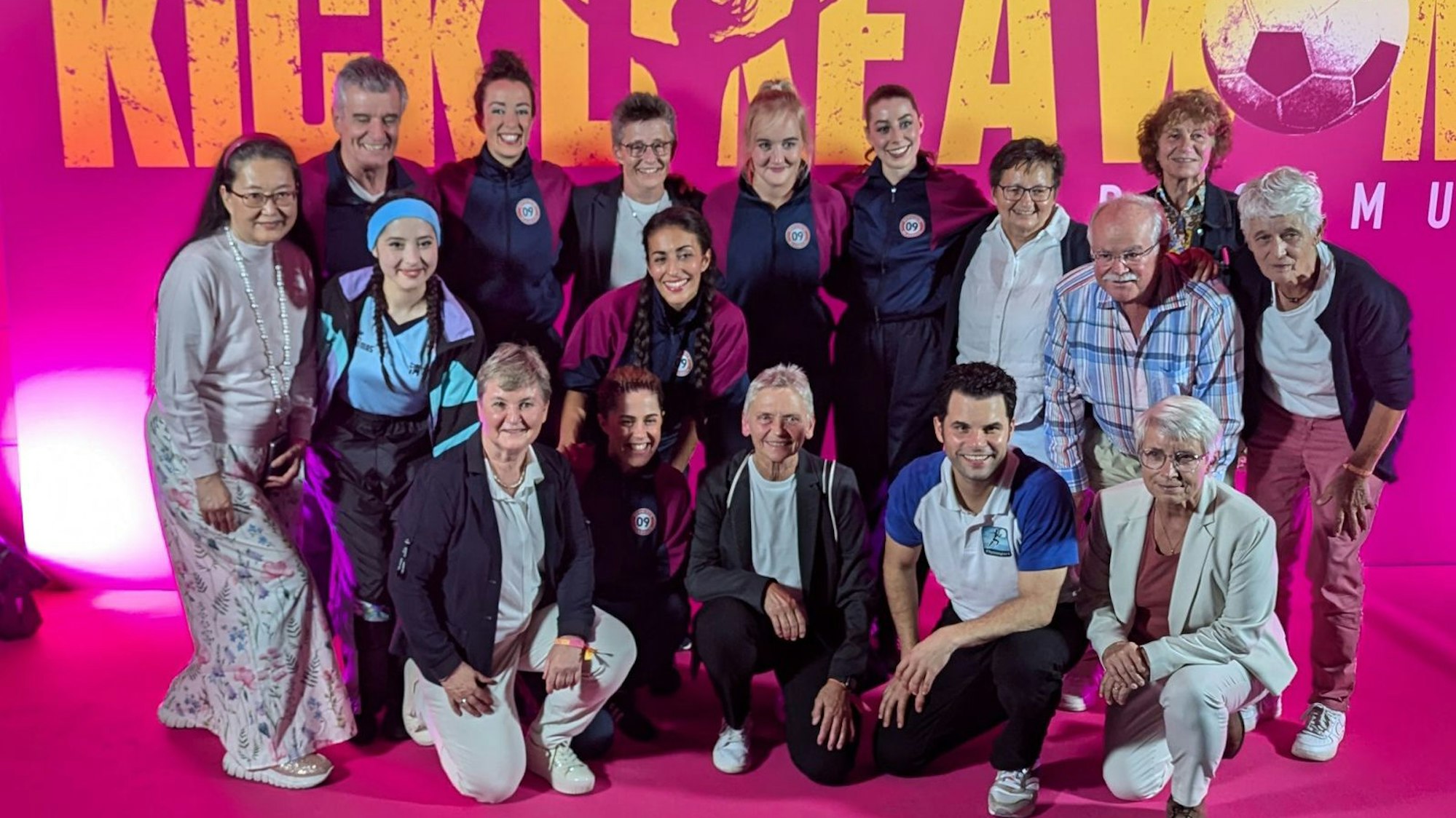 Gala Auftakt mit Prominenten und den ehemaligen Spielerinnen