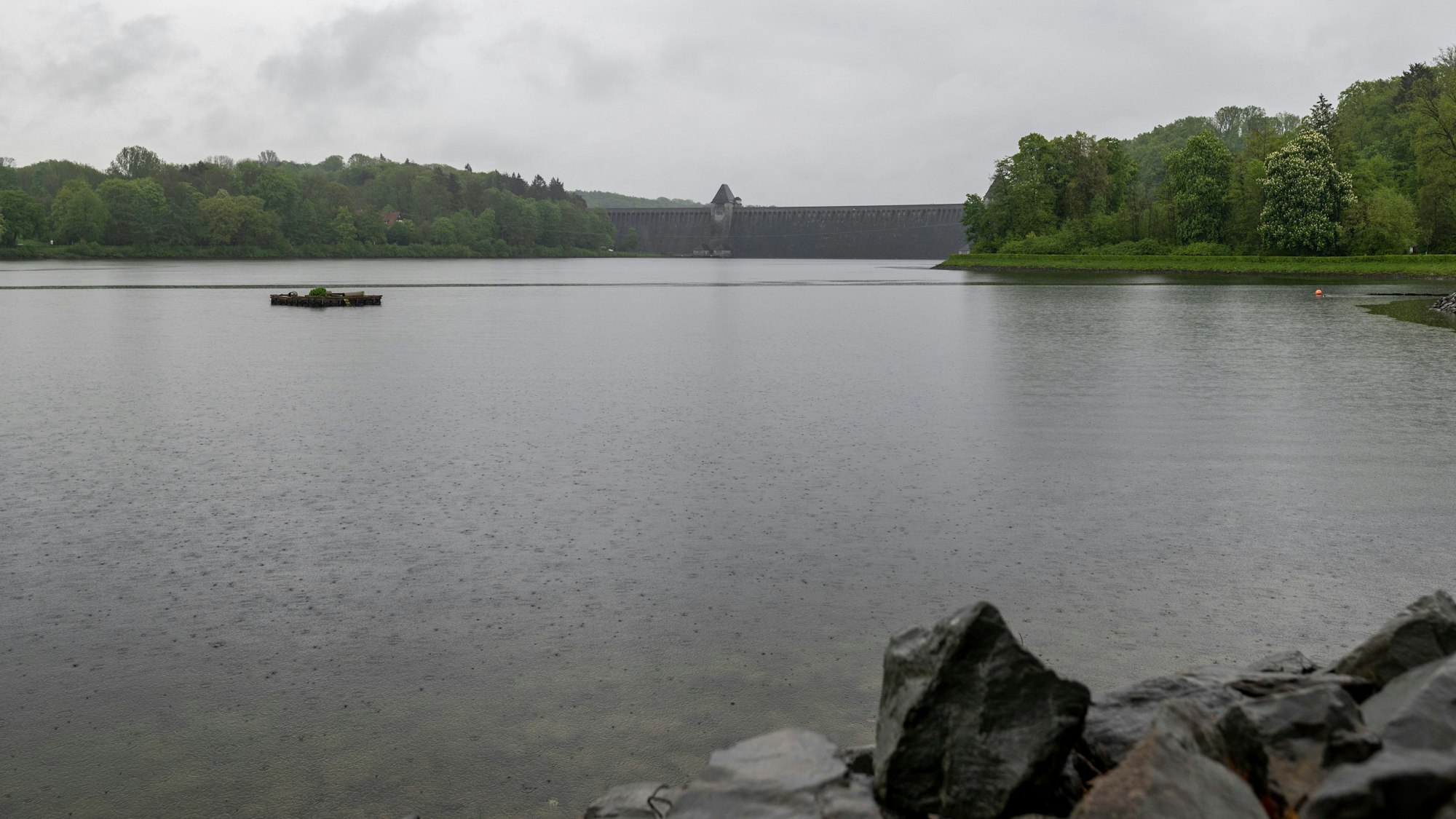 Blick auf die Staumauer der Möhnetalsperre.