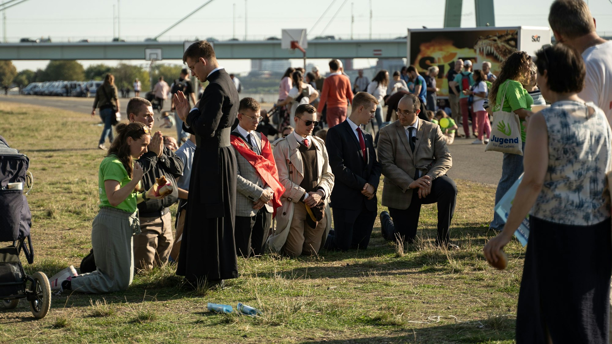 Mitglieder der rechtskonservativen Organisation TFP („Tradition, Familie, Privateigentum“) Europe lassen sich beim „Marsch für das Leben“ segnen.