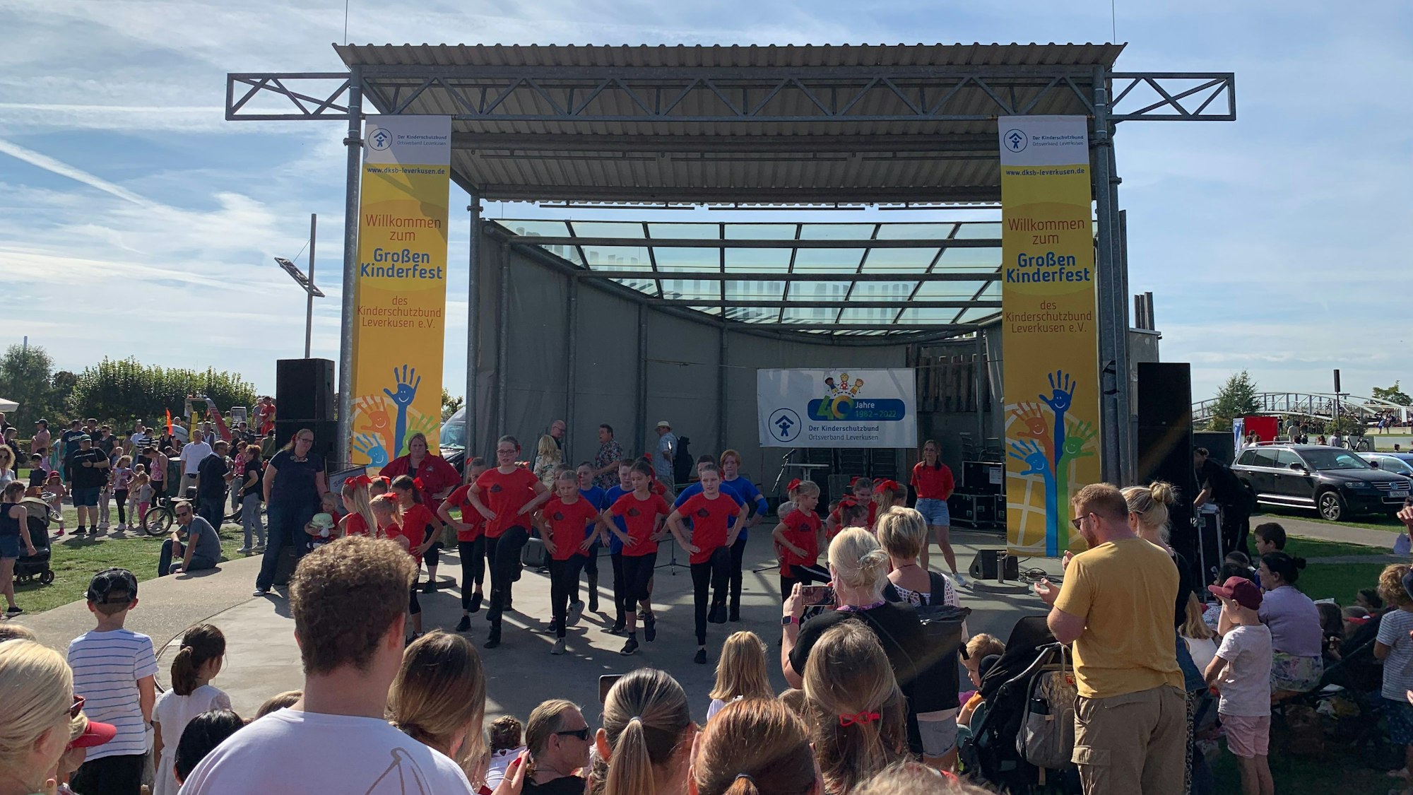 Die Pänz des Kindertanzcorps von der KG Feuerwehr Opladen sorgten auf dem Kinderfest für Stimmung.