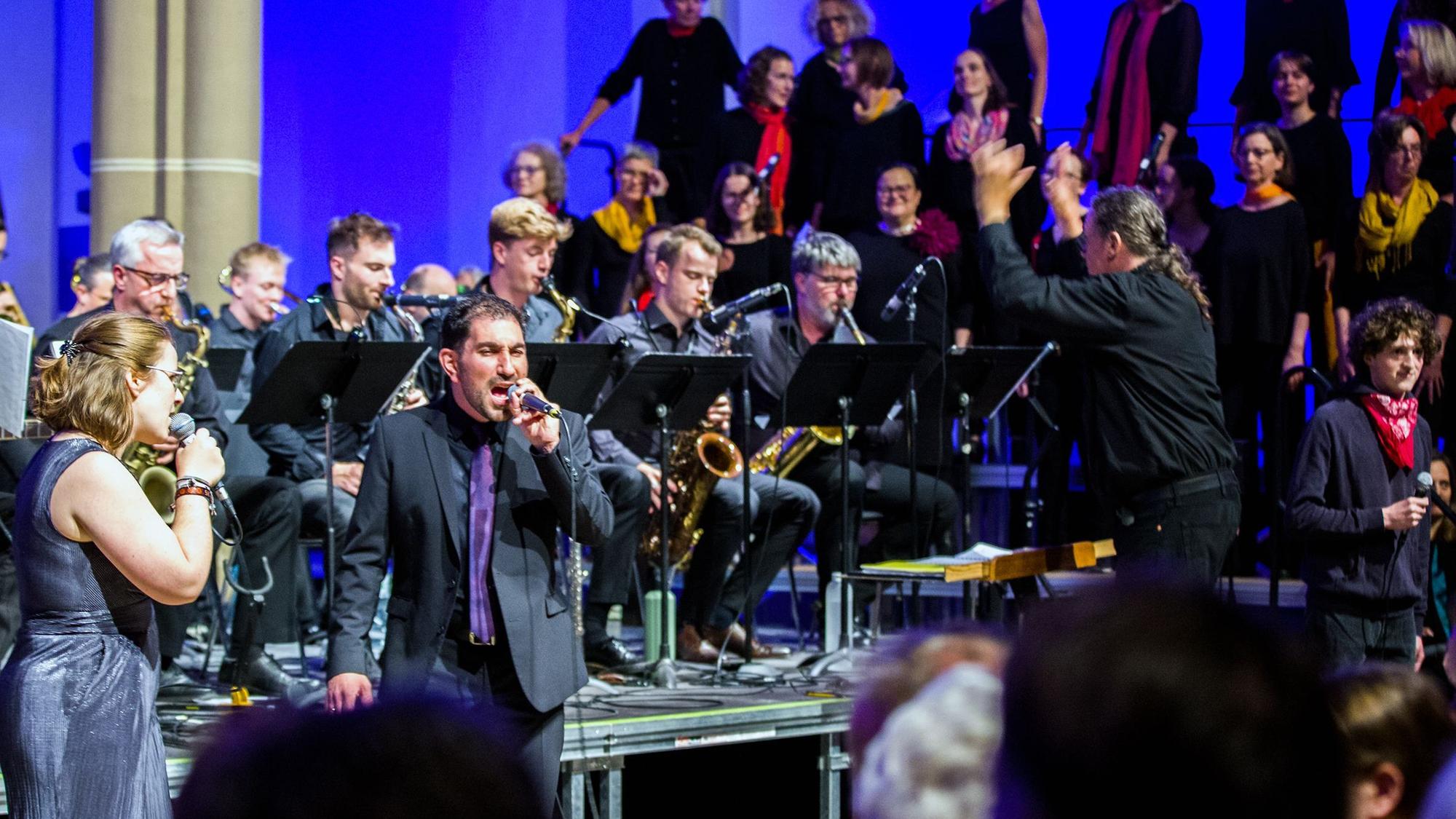 Zwei Solisten singen beim Konzert