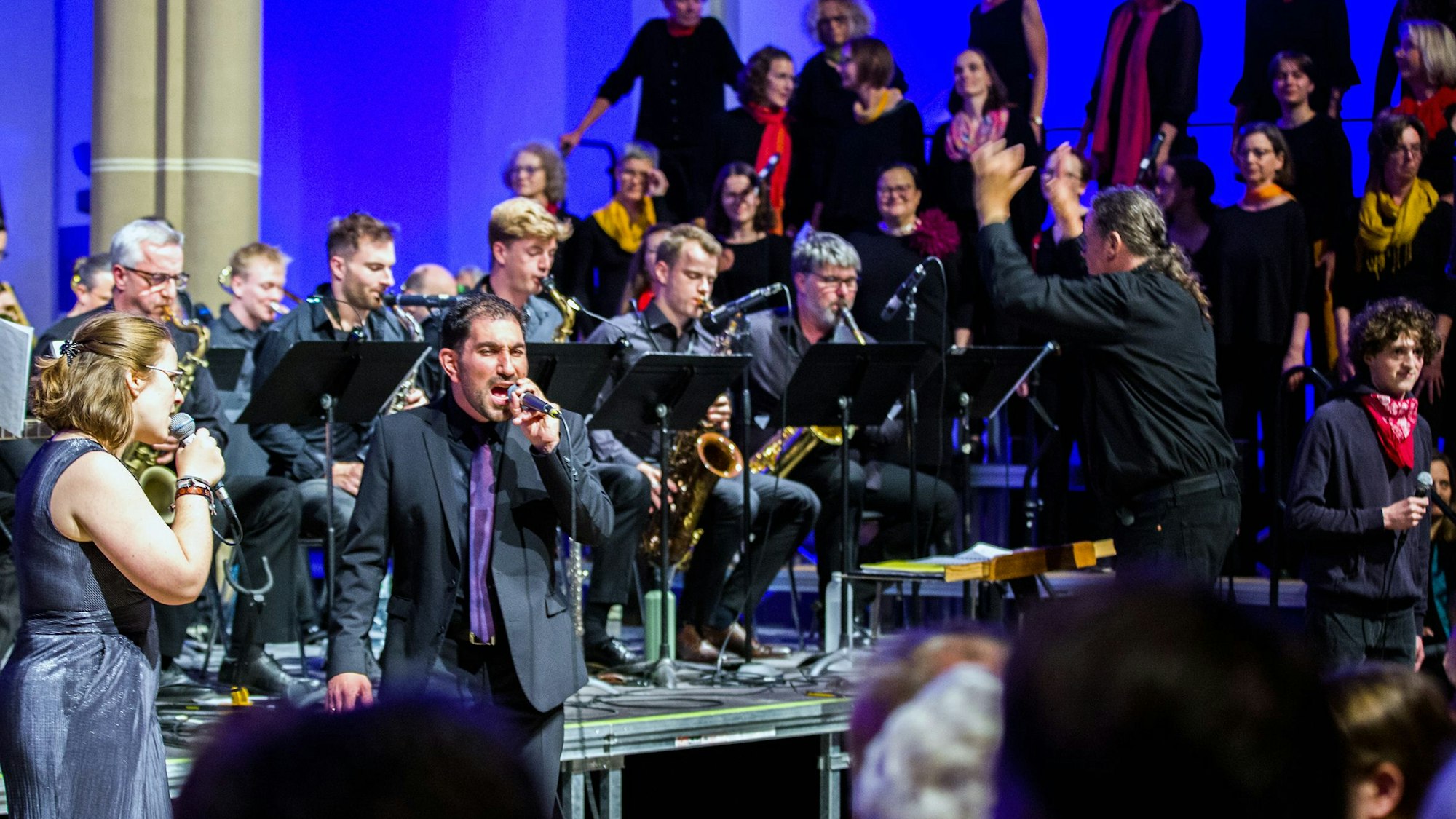 Zwei Solisten singen beim Konzert