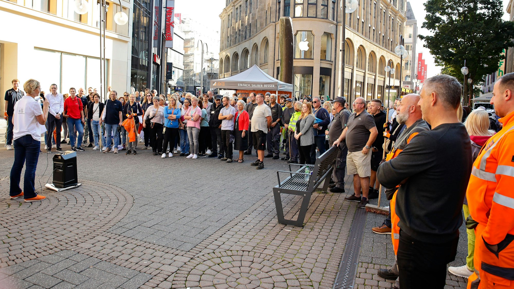 20.04.2024. Köln: Kölle Putzmunter Aktion in der Schildergasse, Neumarkt Altstadt.Foto:Dirk Borm
