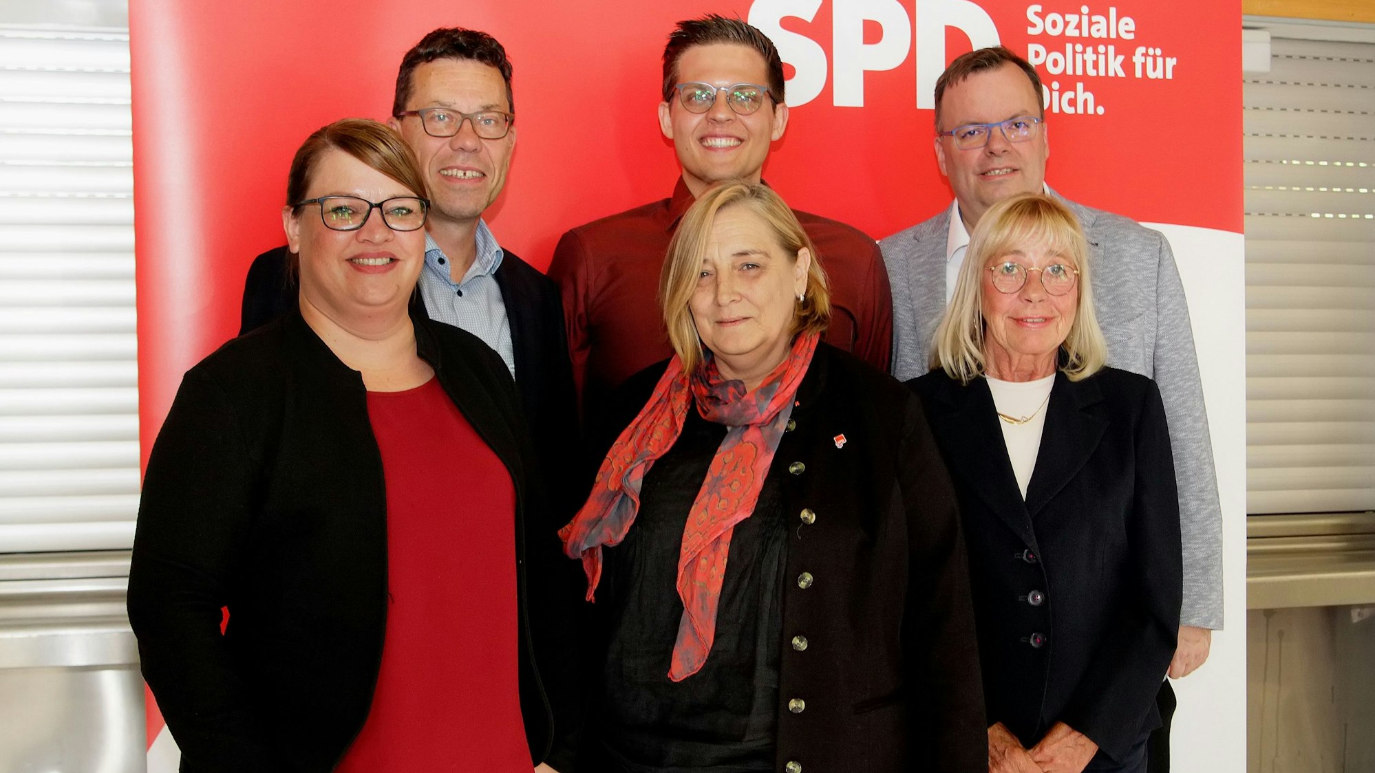 Der neue geschäftsführende Vorstand der Rhein-Erft-SPD: Hintere Reihe von links: Die stellvertretenden Vorsitzenden Dierk Timm und Aaron Spielmanns mit dem neuen Kreisverbandsvorsitzenden Helge Herrwegen. Vordere Reihe von links: die Vize-Vorsitzende Andrea Kanonenberg, Schriftführerin Melani Schmielewski und Kassierin Iris von Gallera.