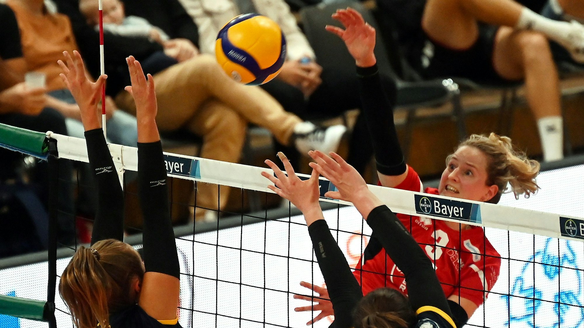21.09.2024, Volleyball-Bayer Volleys - DSHS Köln
hinten: Sarah Overländer (Bayer)
Foto: Uli Herhaus
