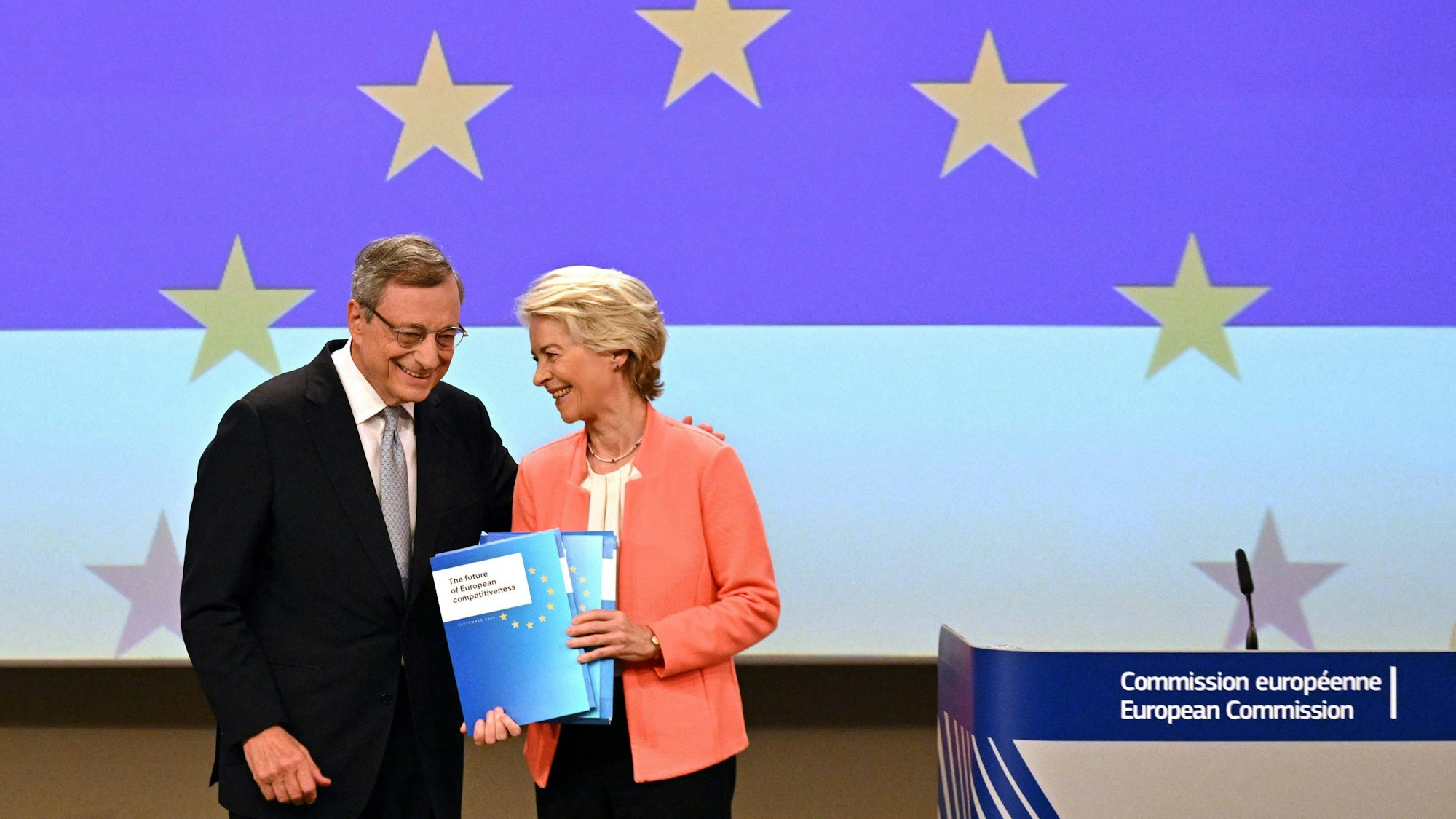 Der ehemalige italienische Premierminister und Ökonom Mario Draghi und die EU-Kommissionspräsidentin Ursula von der Leyen präsentieren einen Bericht zum wirtschaftlichen Stand Europas und einer möglichen Neuorientierung. (Photo by Nicolas TUCAT / AFP)