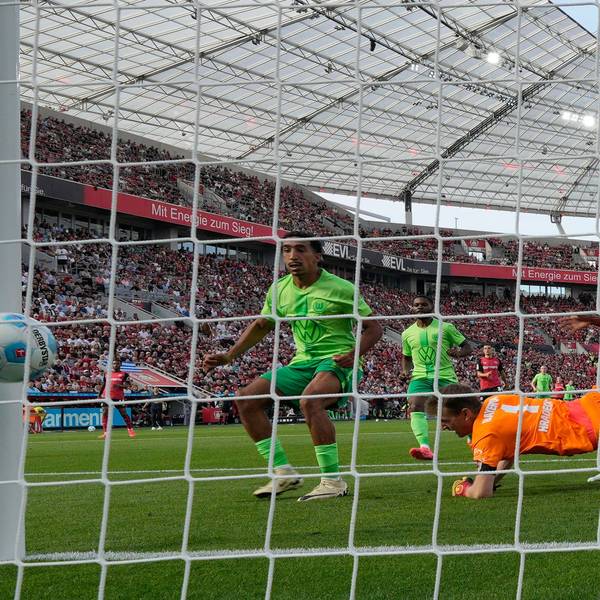 Das 0:1: Ein Eigentor von Leverkusens Nordi Mukiele (r.).
