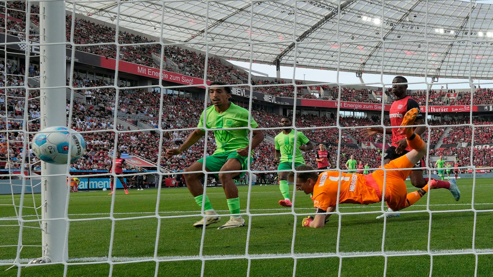 Das 0:1: Ein Eigentor von Leverkusens Nordi Mukiele (r.).