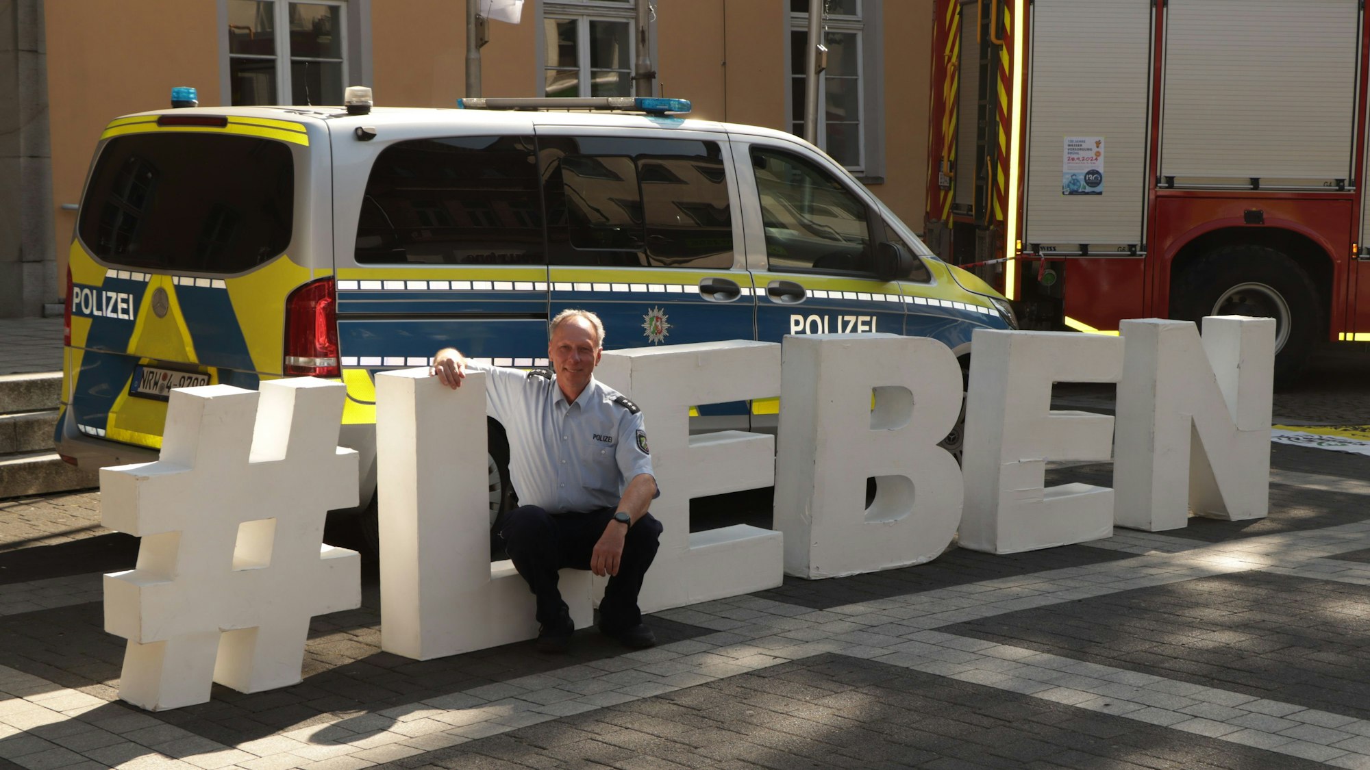 „#Leben“ – mit dieser simplen Formel sensibilisierte die Polizei der Verkehrssicherheitsberatung des Rhein-Erft-Kreises die Passanten für ein rücksichtsvolles Miteinander aller Teilnehmer im Straßenverkehr.