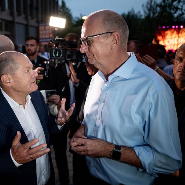 Dietmar Woidke (SPD, r), Brandenburgs Ministerpräsident, begrüßt Bundeskanzler Olaf Scholz (SPD) auf dem SPD Sommerfest in Potsdam. (Archivbild)