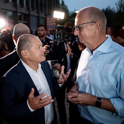 Dietmar Woidke (SPD, r), Brandenburgs Ministerpräsident, begrüßt Bundeskanzler Olaf Scholz (SPD) auf dem SPD Sommerfest in Potsdam. (Archivbild)