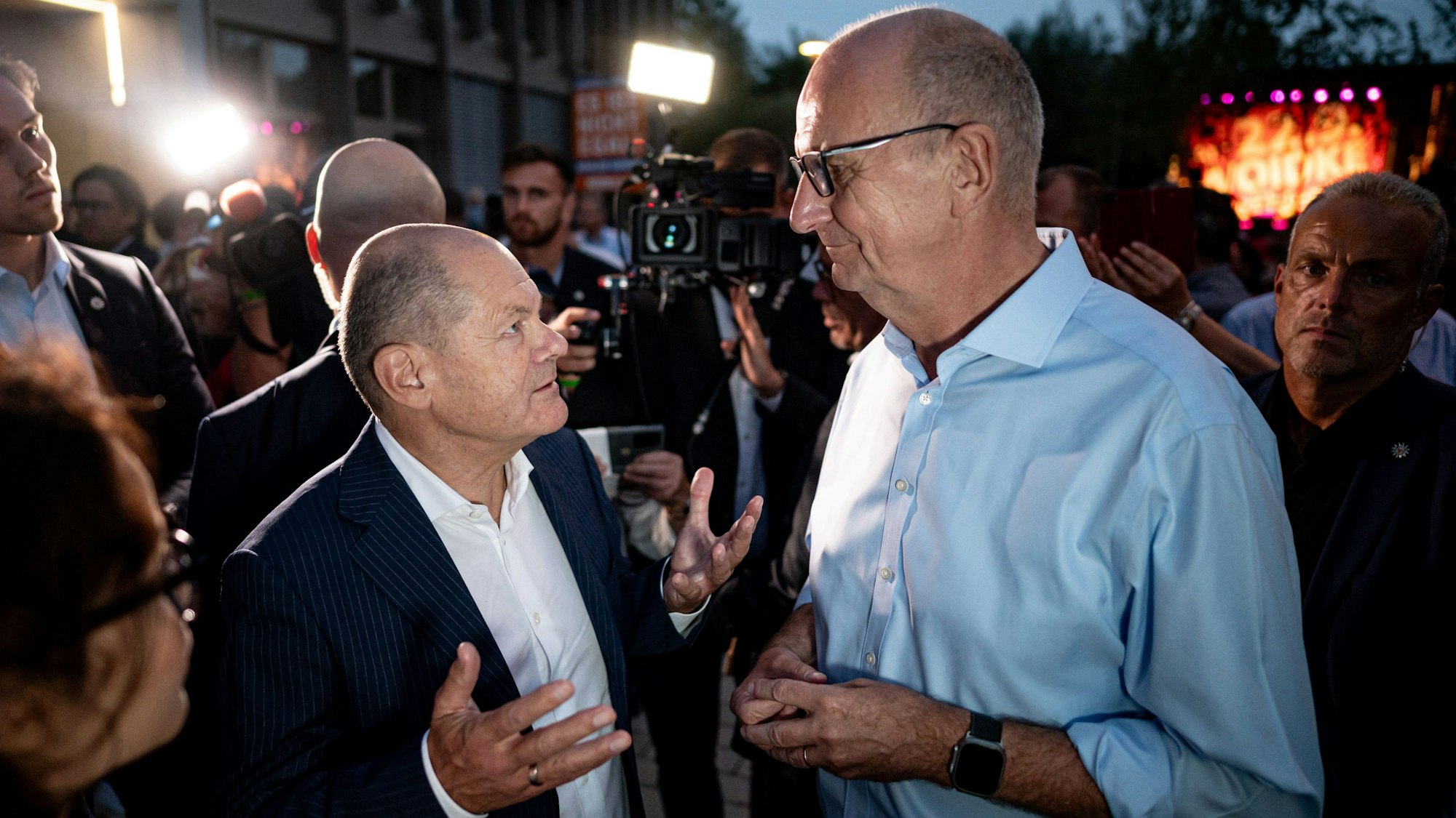 Dietmar Woidke (SPD, r), Brandenburgs Ministerpräsident, begrüßt Bundeskanzler Olaf Scholz (SPD) auf dem SPD Sommerfest in Potsdam. (Archivbild)