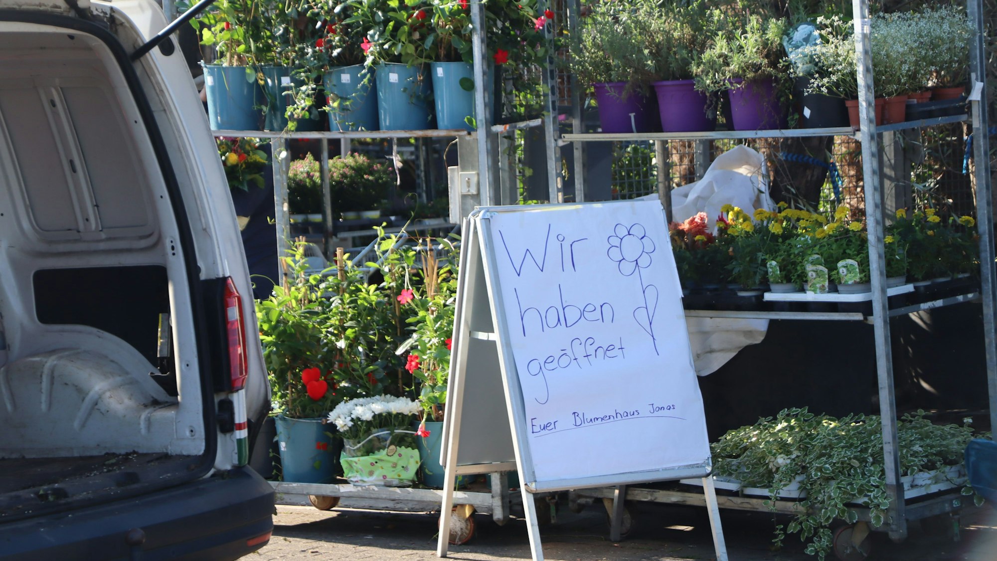 Samstag um 8 Uhr startete der Neuanfang im Blumenhaus Jonas gegenüber der abgebrannten Gärtnerei.