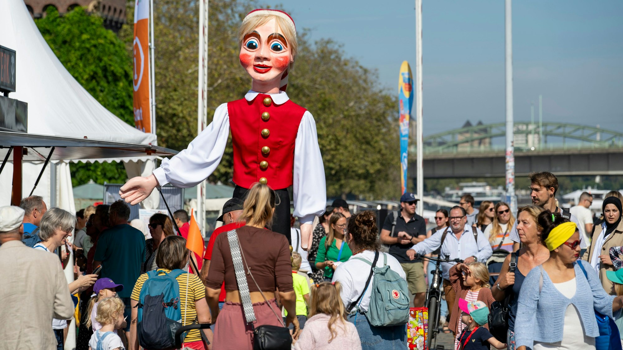 Das riesige Hänneschen mischte sich unter die Besucher im Rheinauhafen.