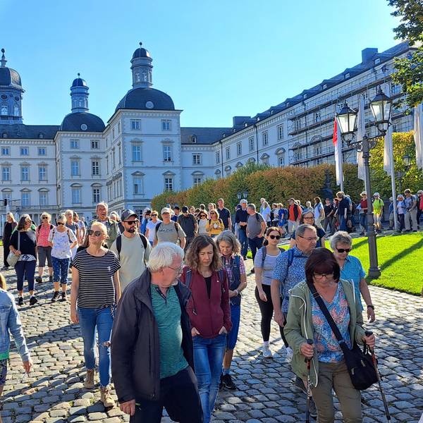 Teilnehmer des Wandertags am Bensberger Schloss