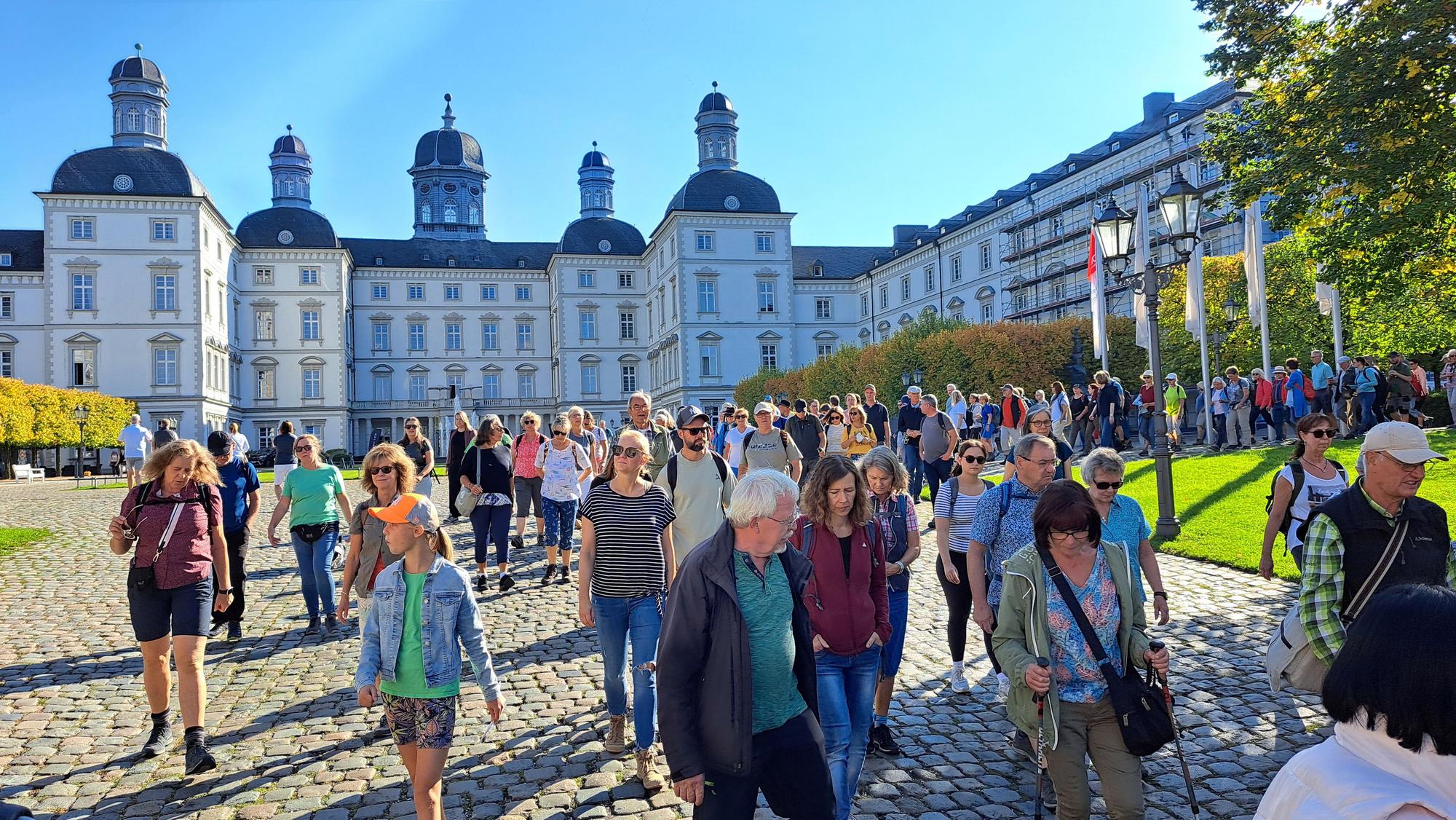 Teilnehmer des Wandertags am Bensberger Schloss