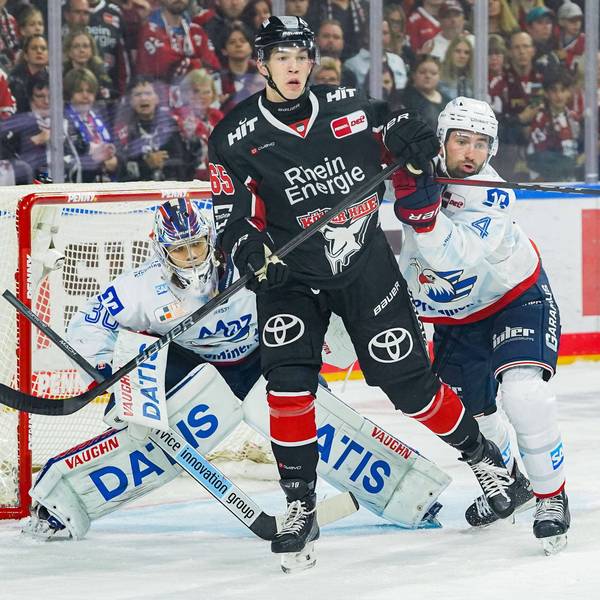 Haie-Stürmer Marco Münzenberger (M.) kämpft im Duell mit Mannheims Torwart Arno Tiefensee und Nick Cicek (r.) um den Puck.