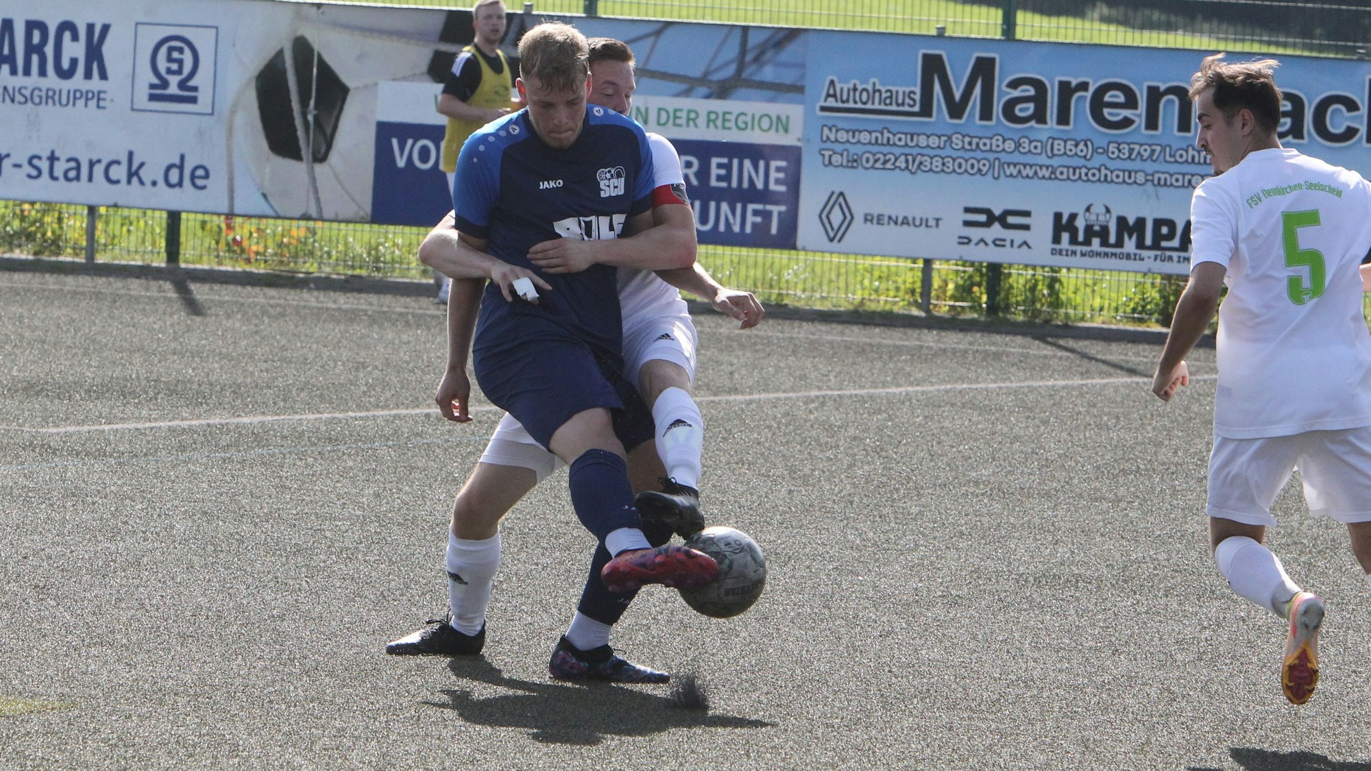 FSV-Kapitän Henryk Klemmer umklammert Robin Grae mit beiden Händen, doch der Uckerather Spieler und seine Teamkollegen lassen sich nicht aufhalten.
