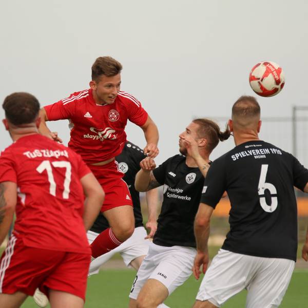 Bei einem Kopfball steigt Devin Nickisch höher als die Gegenspieler.
