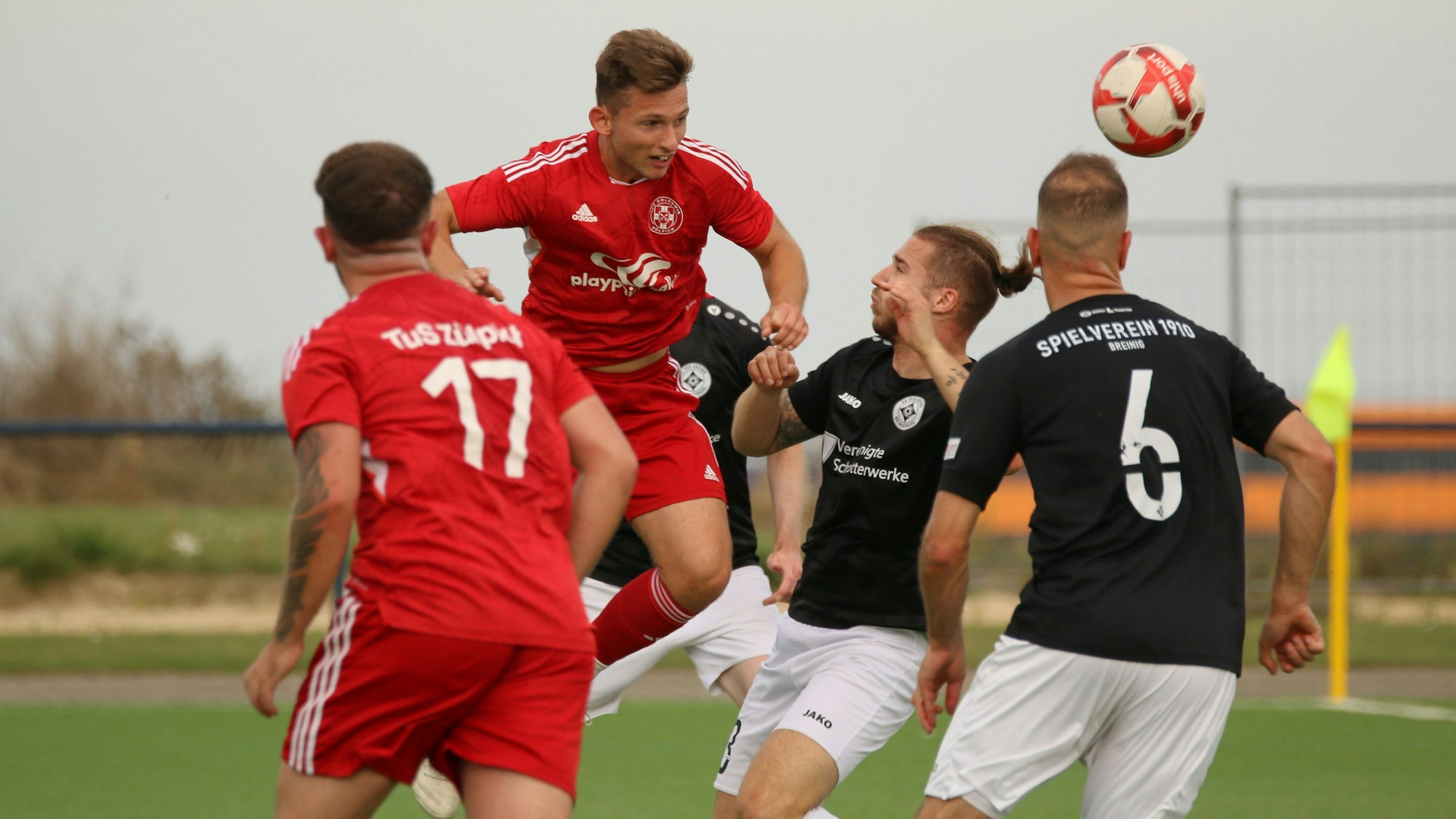 Bei einem Kopfball steigt Devin Nickisch höher als die Gegenspieler.