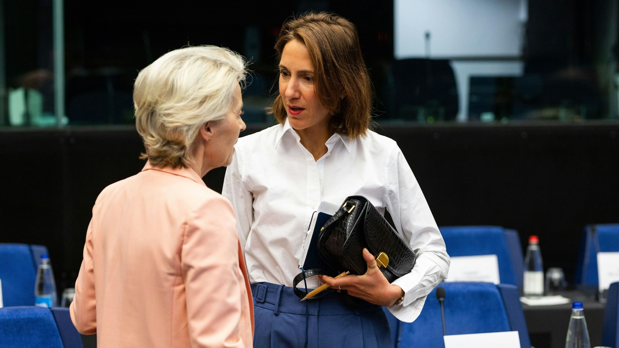Ursula von der Leyen (CDU, l), Präsidentin der Europäischen Kommission, steht im Vorfeld der Konferenz der Präsidenten im Gebäude des Europäischen Parlaments und spricht mit Valerie Hayer (France Renaissance), Fraktionsvorsitzende der Renew-Fraktion.